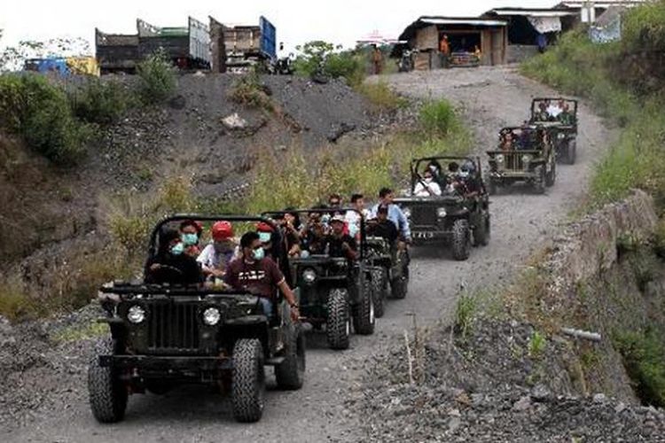 Wisatawan mengendarai mobil jip saat mengikuti wisata lava tour di kaki Gunung Merapi, Sleman, DI Yogyakarta, Jumat (17/5/2013). Wisata mengunjungi daerah bekas aliran lava erupsi Merapi ini dipungut biaya Rp 300.000 - Rp 500.000 per trip. 