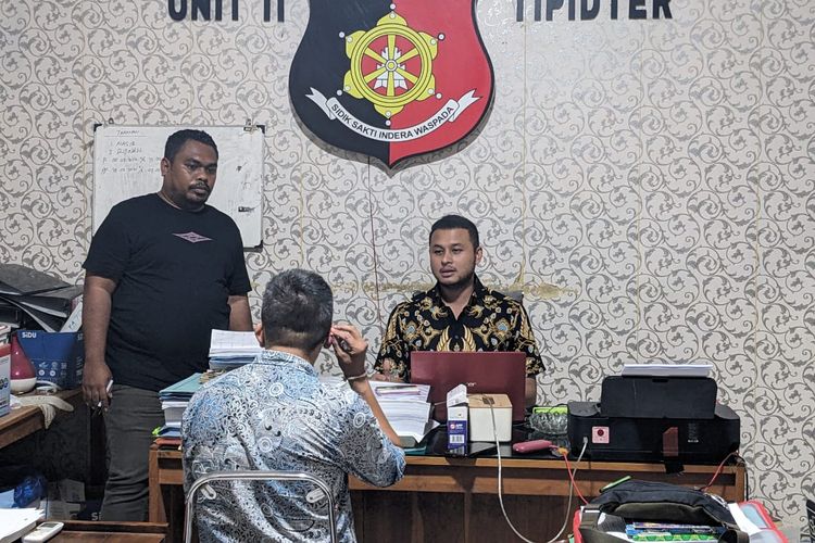 Polres Manggarai Barat menahan RK (42), direktur PT OMB terkait kasus dugaan penggelapan jabatan. Ia ditahan pada Kamis (31/8/2023) malam. 