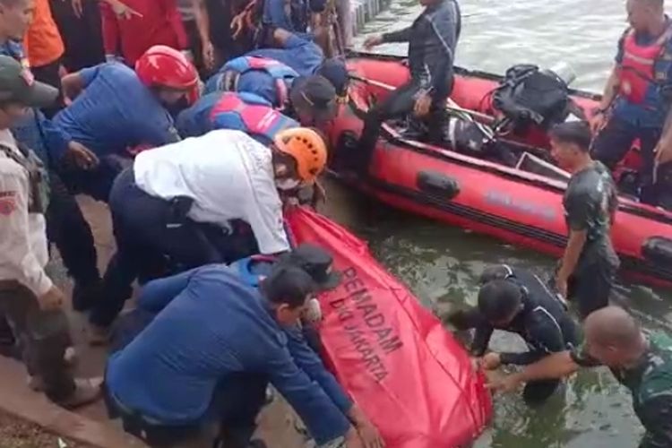 Seorang bocah laki-laki bernama Umay Yazid (11), tenggelam di Danau Sunter, Jakarta Utara pada Kamis (24/11/2022). Korban ditemukan tewas setelah tenggelam selama sekitar tiga jam di dalam danau tersebut. 