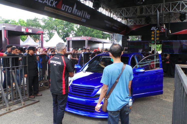 Boy Prabowo, penyelenggara Blackauto Battle, tengah turut dalam penjurian SQL atau sound quality level, salah satu bagian kontes audio Black Out Loud di ajang tersebut, Sabtu (7/4/2018) di GOR Satria Purwokerto, Jawa Tengah. 