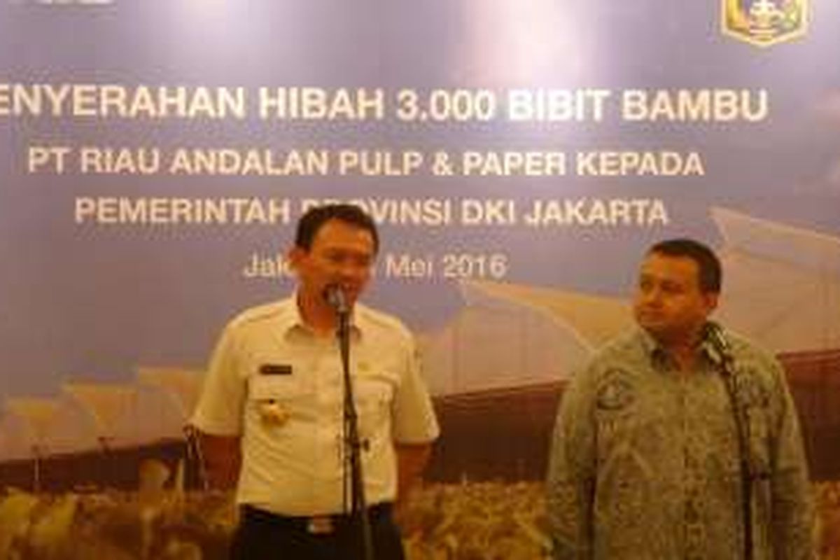 Gubernur DKI Jakarta Basuki Tjahaja Purnama dan Coorporate Affairs Director PT Riau Andalan Pulp and Paper Agung Laksamana. 