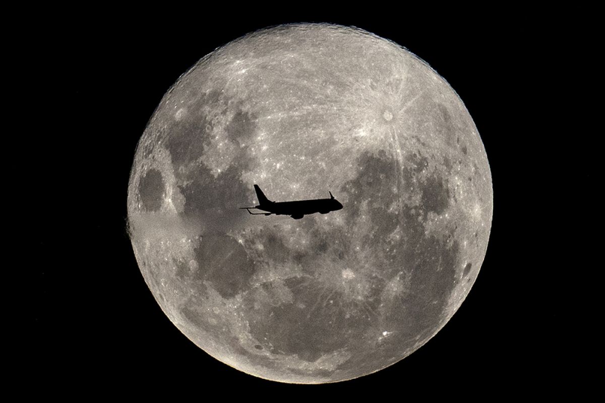 Sebuah pesawat Embraer 190-100IGW dari Aerolineas Argentinas, dalam penerbangan reguler dari Buenos Aires ke kota Argentina Bahia Blanca, melintas di depan Supermoon, Selasa (19/2/2019). Fenomena Supermoon kali ini yang disebut juga dengan Super Snow Moon terjadi saat bulan berada pada titik perige terdekat yakni 363.300 km dari bumi sehingga bulan terlihat 14 persen lebih besar dan 30 persen lebih terang dari bulan purnama biasanya.