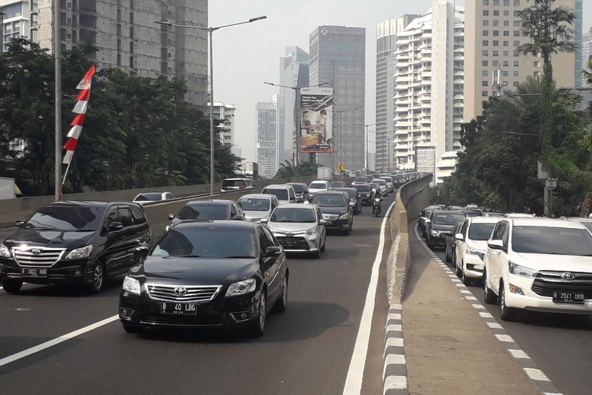 Pemotor nekat melintasi Jalan Layang Non-Tol Casablanca meski telah dilarang, Selasa (24/7/2018).