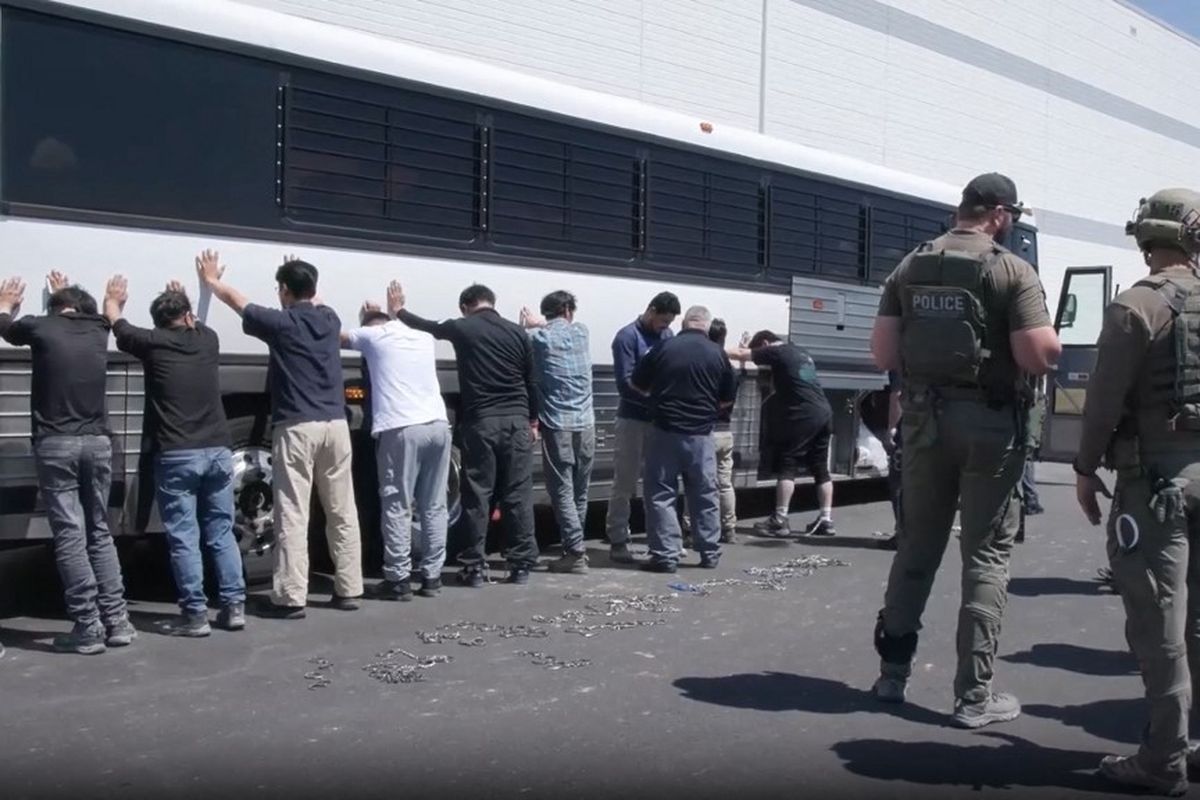 Tangkapan layar dari video yang dirilis oleh Imigrasi dan Penegakan Bea Cukai AS (ICE) menunjukkan agen federal sedang melaksanakan operasi penegakan hukum di pabrik baterai kendaraan listrik Hyundai-LG di Ellabell, Georgia, pada 4 September 2025. Warga Korea Selatan yang dicurigai bekerja di Amerika Serikat secara ilegal merupakan mayoritas dari 475 orang yang ditangkap dalam penggerebekan di pabrik baterai Hyundai-LG yang sedang dibangun di negara bagian selatan Georgia, kata seorang pejabat AS pada tanggal 5 September 2025. 