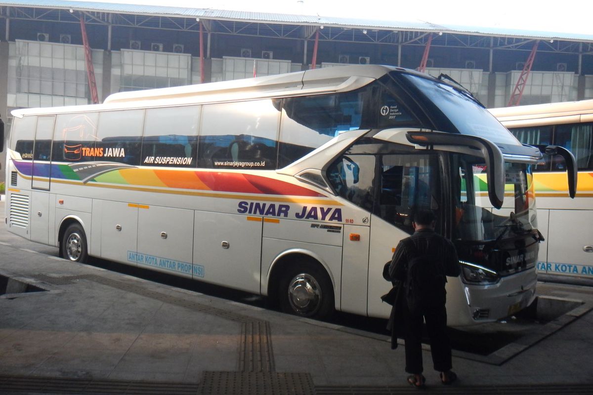 Bus AKAP PO Sinar Jaya dengan sasis Hino RN 285