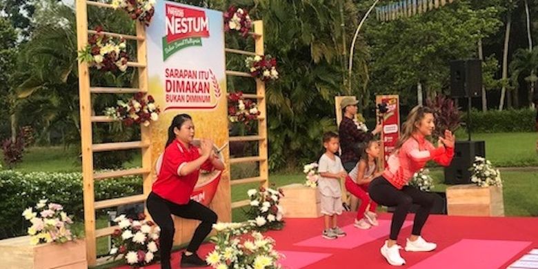 Jennifer Bachdim menjadi instruktur senam kepada peserta Nestum Amazing Morning di kompleks Candi Borobudur, Selasa (24/4/2019).