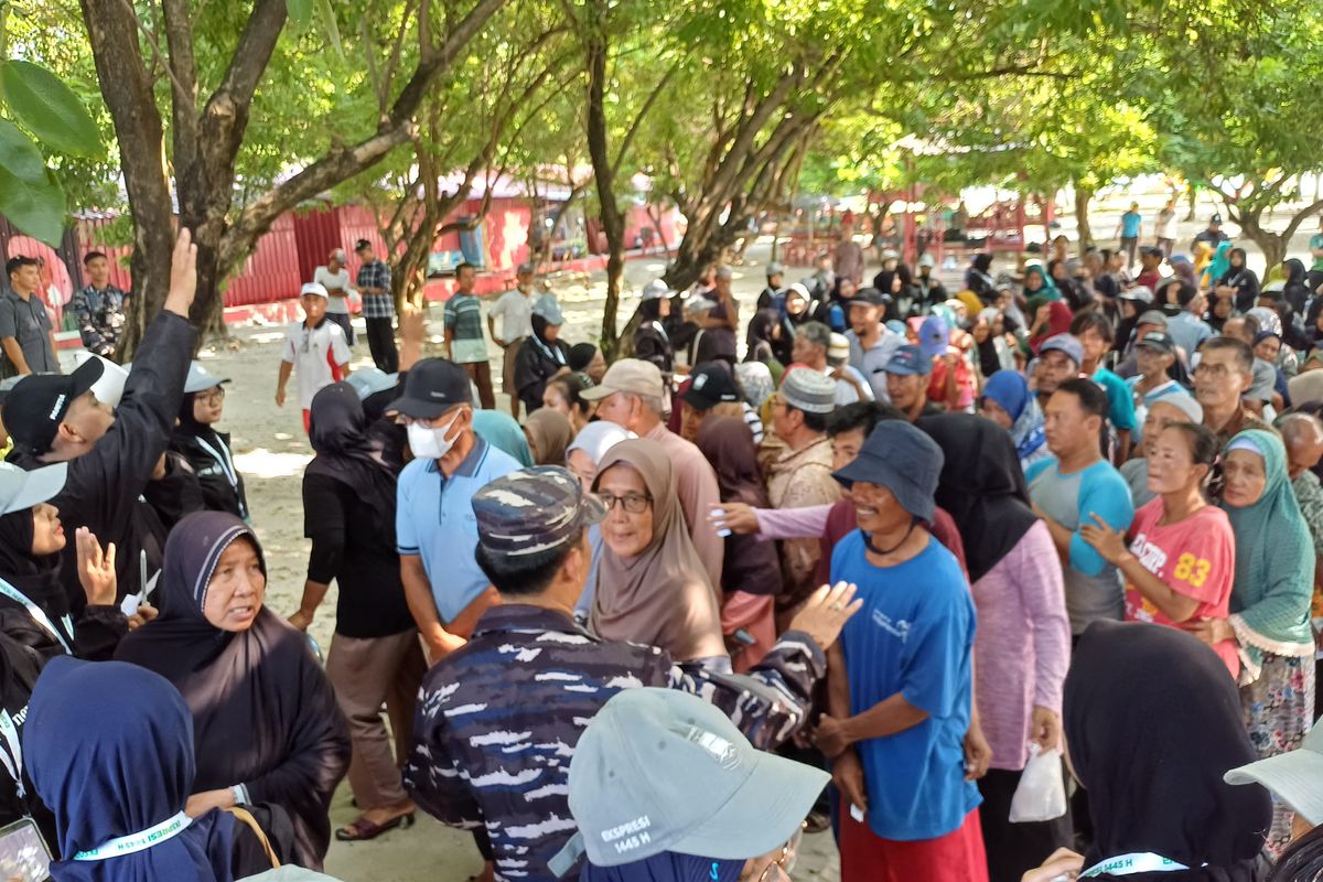 Potret warga Pulau Untung Jawa, Kabupaten Kepulauan Seribu, DKI Jakarta, saat mengantri paket sembako gratis dari Badan Amil Zakat Nasional (Baznas) RI, Sabtu (30/3/2024).