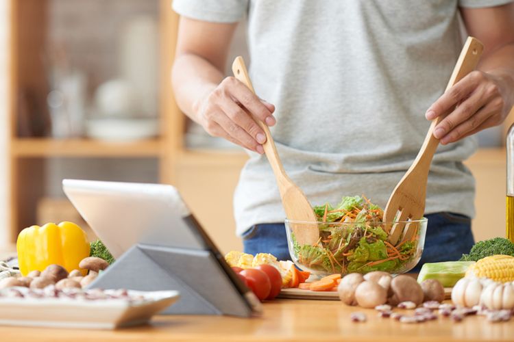 Ilustrasi menyiapkan makanan sehat