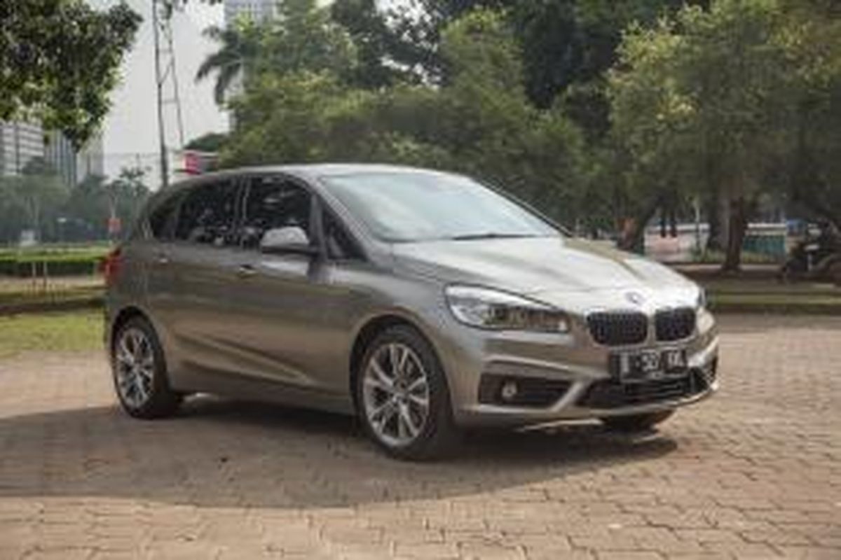 Tampilan eksterior BMW Seri 2 Active Tourer, saat difoto di kawasan Parkir Timur Senayan, Jakarta, Jumat (13/3/2015). Didesain untuk 5 penumpang, MPV berpenggerak roda depan pertama BMW itu rencananya akan segera diluncurkan untuk pasar Indonesia. KOMPAS IMAGES/DINO OKTAVIANO