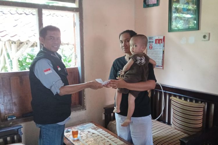 Panwascam memberikan tali asih kepada Diah Apriliani, pengawas TPS Desa Cihonje, Kecamatan Gumelar, Kabupaten Banyumas, Jawa Tengah, yang menjadi korban penipuan, Jumat (23/2/2024).