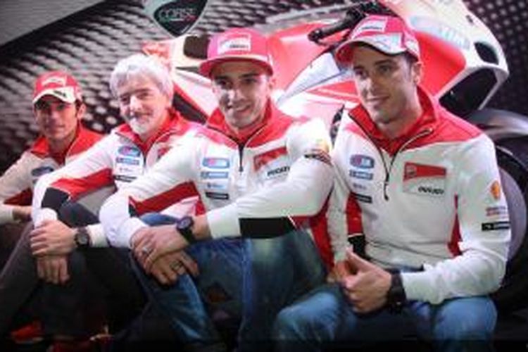Pebalap Ducati, Andrea Dovizioso (kanan) dan Andrea Iannone (dua dari kanan), berpose bersama General Manajer Gigi Dall'Igna (dua dari kiri) dan pebalap penguji, Michele Pirro, pada peluncuran Desmosedici GP15 di Bologna, Italia, Senin (16/2/2015).