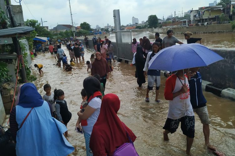 Banjir yang menggenangi kawasan Kampung Pulo, Kampung Melayu, Jakarta Timur perlahan surut pada Kamis (2/1/2020) siang. Pantauan Kompas.com di Jalan Kampung Pulo V yang berada tepat di pinggir Kali Ciliwung, masih tampak genangan setinggi 30 sentimeter. 