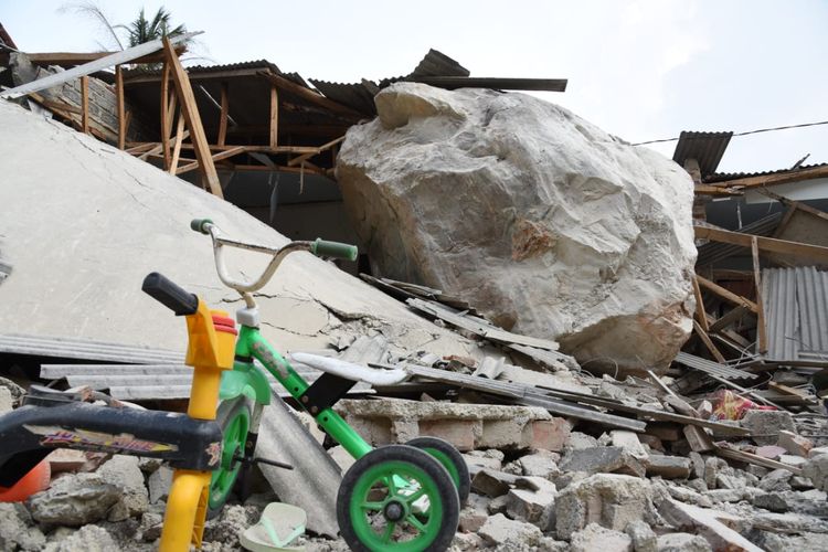 Salah satu batu raksasa yang menimpa bangunan akibat peledakan tambang batu di Purwakarta, Selasa (8/10/2019).