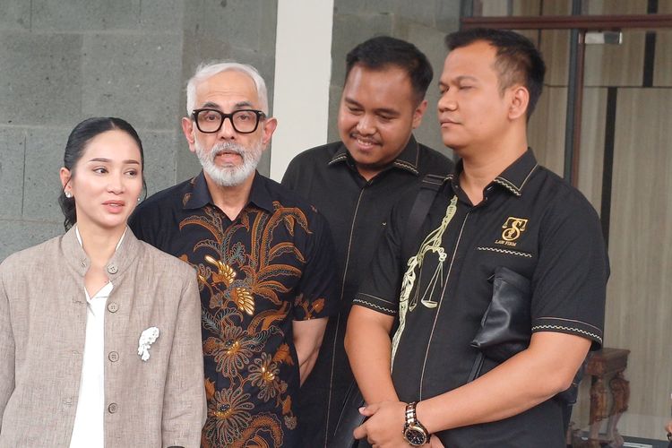 Investasi Bodong: Rumah Tangga Bunga Zainal Nyaris Retak