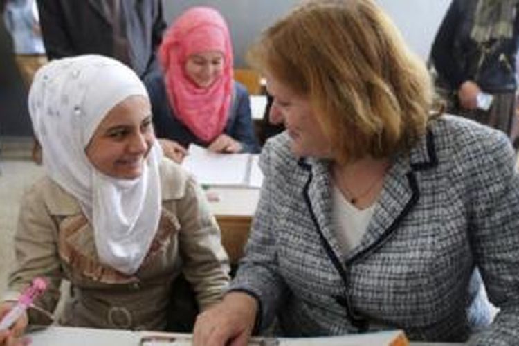 Anne Richard (kanan), Asisten Menlu AS urusan pengungsi berbicara dengan pengungsi Suriah di sebuah sekolah di Beirut, Lebanon 