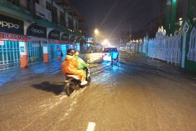 Sejumlah wilayah di Kota Singkawang, Kalimantan Barat (Kalbar) teremdam banjir, mulai Sabtu (5/11/2022) malam. Ketua Satuan Tugas Informasi Bencana Badan Penanggulangan Bencana Daerah (BPBD) Kalbar, Daniel mengatakan, ketinggian air mengapai 50-90 sentimeter. 