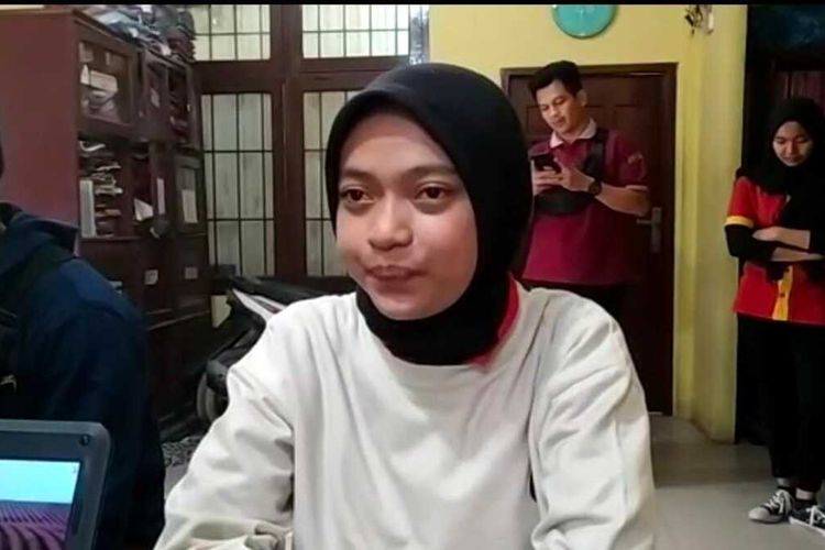 Rati Yudarna, karyawan yang dirampok saat memberikan keterangan kepada polisi di Polsek Tambang terkait perampokan di ritel Alfamart, Jalan Kubang Raya, Desa Kualu, Kecamatan Tambang, Kabupaten Kampar, Riau, Kamis (9/3/2023).