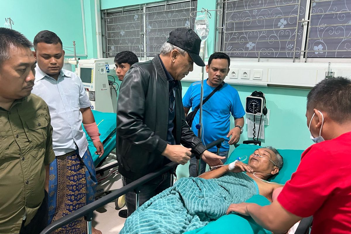  Kepala Kejaksaan Tinggi Sumatera Utara, Idianto (jaket hitam) saat  menjenguk Jhon Wesli Sinaga, di RSUD Amri Tambunan, Sabtu (24/5/2025). Jhon merupakan Jaksa Kejari Deli Serdang yang dibacok OTK di Kabupaten Serdang Bedagai.