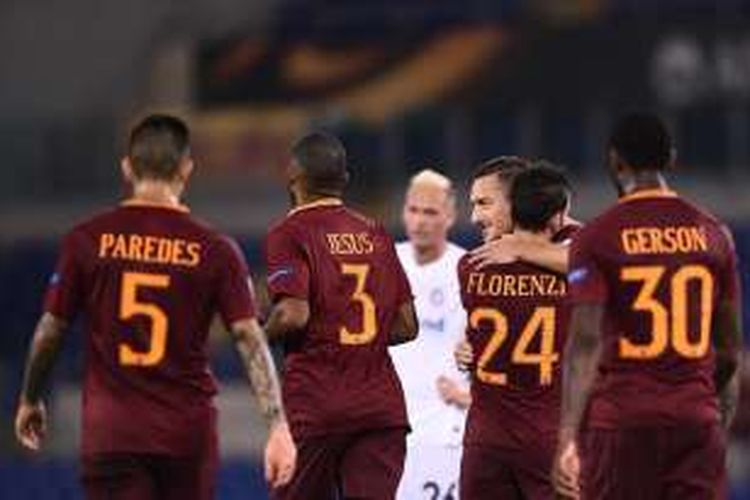 Penyerang AS Roma, Francesco Totti (tengah), merayakan gol Alessandro Florenzi dalam pertandingan Grup E Liga Europa melawan Austria Wien, Kamis (20/10/2016). 