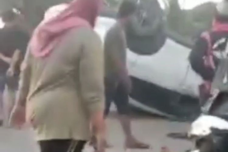 Sebelum Terbalik, Remaja di Pinrang  Pamer Mobil Baru. 