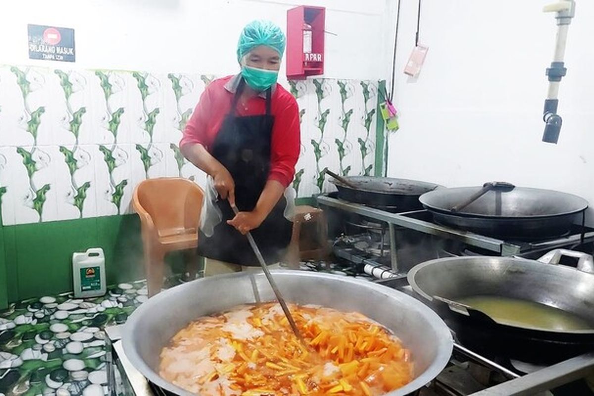 Proses produksi makanan bergizi di katering RKP untuk mendukung program Makan Bergizi Gratis (MBG) yang dijalankan pemerintah. 