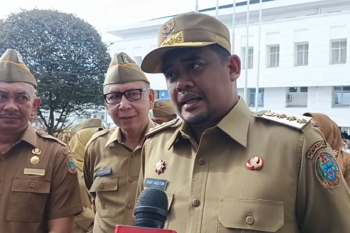 Gubernur Sumut, Bobby Nasution saat diwawancarai di kantornya, Selasa (8/4/2025)