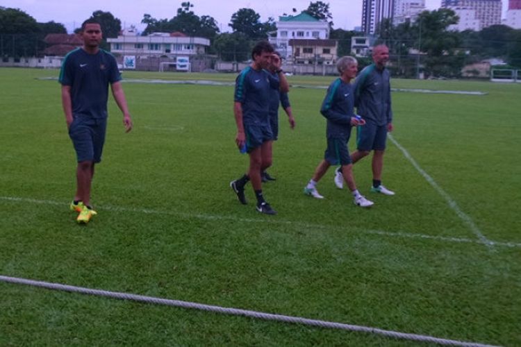 Pelatih timnas U-22 Indonesia, Luis Milla (tengah), seusai latihan sesi siang di Lapangan Kelab Aman, Lorong Damai, Kuala Lumpur, 23 Agustus 2017.