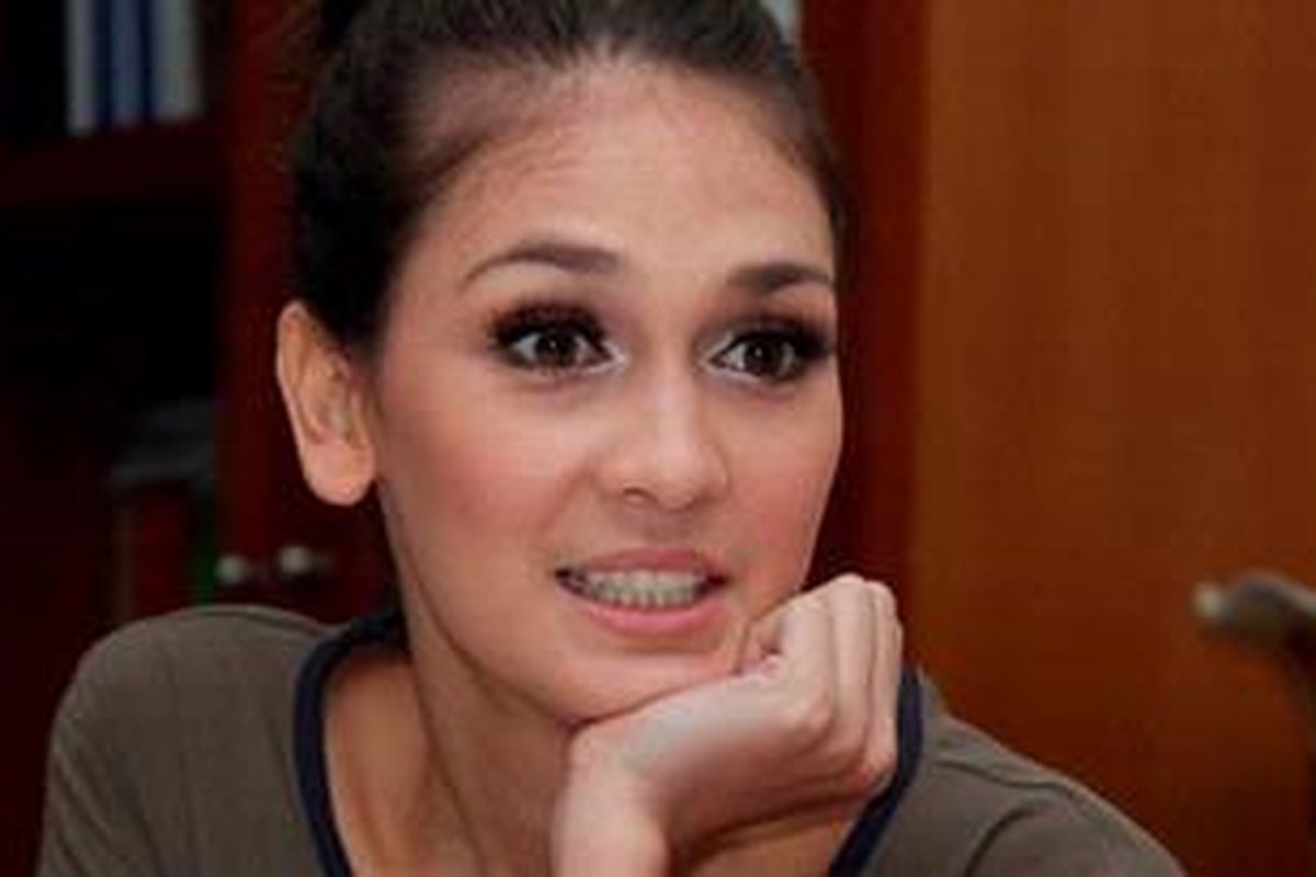Artis, Luna Maya, saat jumpa pers terkait perkembangan sidang Nazriel Irham alias Ariel di kantor OC Kaligis, Jakarta, Rabu (8/12/2010). Jumpa pers ini untuk menjelaskan pandangan pengacara terkait dakwaan kepada Ariel yang dinilai kabur karena Ariel didakwa membantu terhadap tindak pidana yang dilakukan Reza Rizaldy dan Anggit Gagah Pratama.