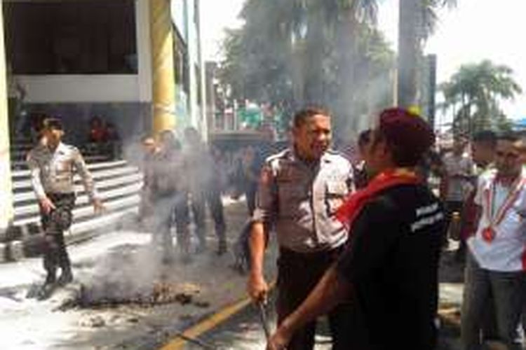 Salah seorang pendemo ditangkap polisi setelah aksi untuk rasa terkait buruh outsorcing di kantor PLN wilayah Maluku-Maluku UTara berakhir ricuh, Rabu (27/4/2016)