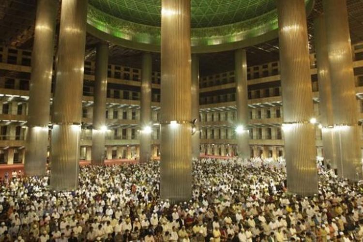 Umat muslim menjalankan ibadah shalat tarawih di Masjid Istiqlal, Jakarta, Selasa (9/7/2013). Pemerintah menetapkan puasa atau 1 Ramadhan 1434 Hijriah jatuh pada Rabu, 10 Juli 2013.