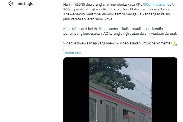 Tangkapan layar soal aksi dua orang bocah yang diduga membuka kaca di commuterline dan melambaikan tangannya ke luar.