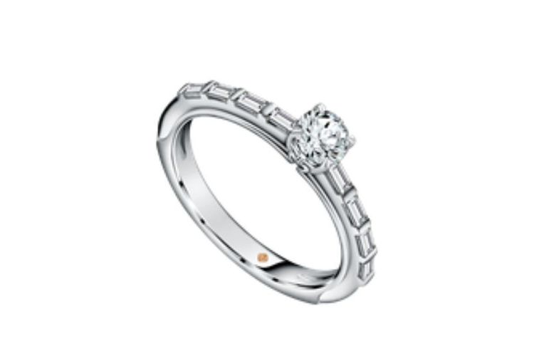 Marquise Ring dari I Said MONDIAL engagement ring hadir dengan desain minimalis yang elegan menggunakan material 18k white gold. 