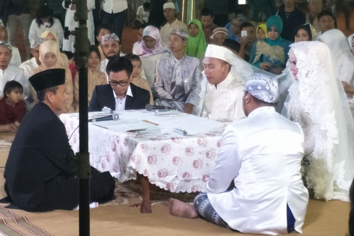 Vicky Prasetyo dan Angel Lelga menggelar akad nikah di Masjid Istiqlal, Jakarta Pusat, Jumat (9/2/2017). 