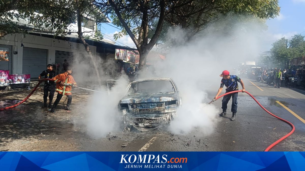 Mobil Timor Terbakar di Pamekasan, Sekeluarga Berhasil Selamat