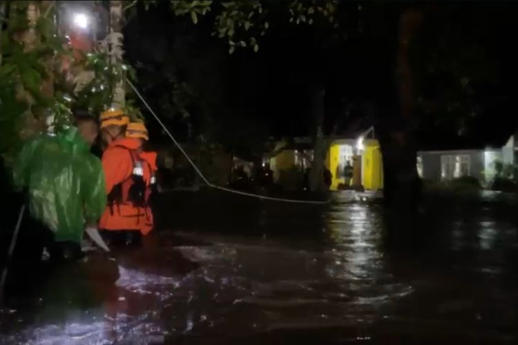 Banjir di Tanah Datar, Jembatan Putus, Sejumlah Lansia Dievakuasi