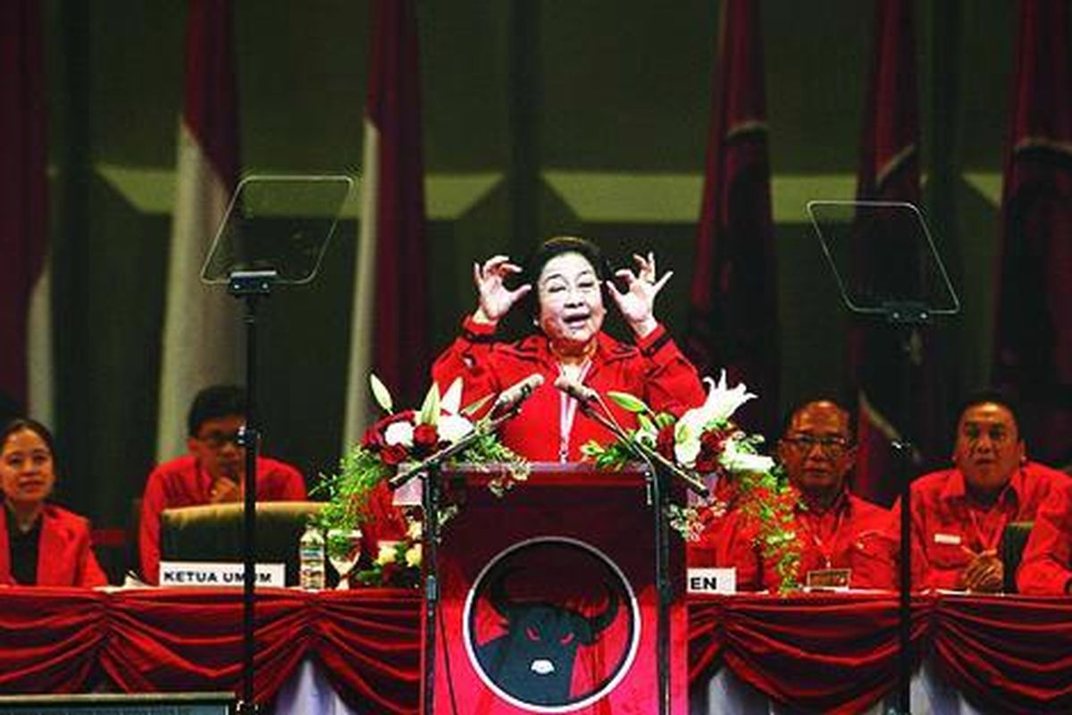 Ketua Umum Partai Demokrasi Indonesia Perjuangan (PDI-P) Megawati Soekarnoputri memberikan orasi politik saat pembukaan Rapat Koordinasi Nasional PDI-P di Sentul International Convention Centre, Bogor, Jawa Barat, Rabu (4/8). Dalam orasinya, Megawati sempat menyentil pemerintah yang dinilai sangat lamban dalam menangani kejadian sering meledaknya tabung gas 3 kilogram.