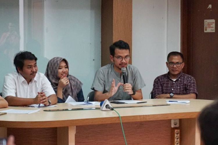 Peneliti dari Pusat Studi Hukum dan Kebijakan (PSHK) Miko Ginting (memegang mic) dalam sebuah diskusi terkait masuknya ketentuan tipikor dalam RKUHP, di kantor Indonesia Corruption Watch (ICW), Jakarta Selatan, Minggu (10/6/2018).