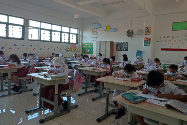Proses pembelajaran tatap muka (PTM) untuk 100 persen siswa setiap kelas telah digelar di sekolah di Jakarta mulai Senin (3/1/2022).  Kebijakan itu pun turut diterapkan oleh Sekolah Dasar Pondok Labu 01, Jalan RS Fatmawati, Cilandak, Jakarta Selatan.