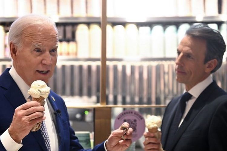 Presiden AS Joe Biden berbicara dengan pembawa acara Seth Meyers saat mereka menikmati es krim di Van Leeuwen Ice Cream setelah merekam episode Late Night with Seth Meyers di New York City pada 26 Februari 2024. 