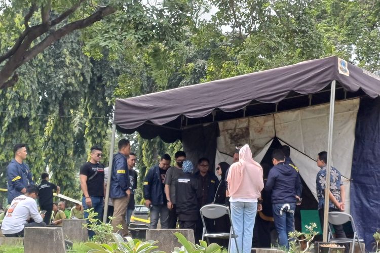 Tamara Tyasmara dan Angger Dimas menghadiri proses ekshumasi makam anaknya di TPU Jeruk Purut, Jakarta Selatan, Selasa (6/2/2024).