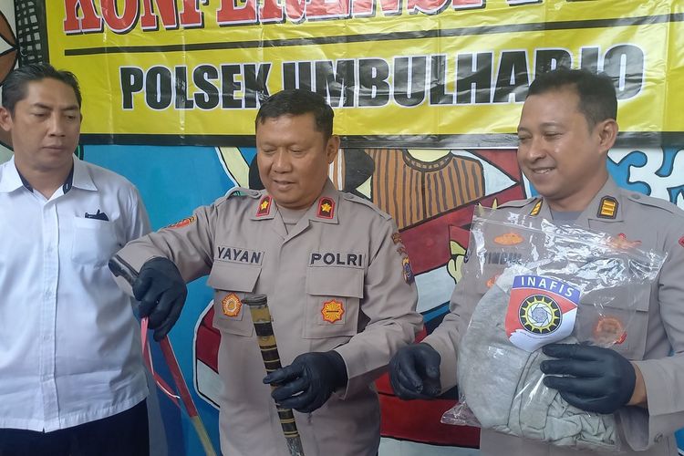 Kapolsek Umbulharjo saat tunjukkan baramg bukti, Senin (18/9/2023)