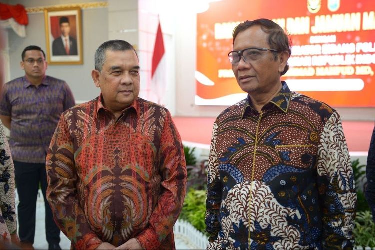 Menko Polhukam Mahfud MD (kanan) bersama Wakil Gubernur Riau Edy Natar Nasution saat menghadiri acara di Gedung Daerah Riau di Pekanbaru, Rabu (17/5/2023) malam.