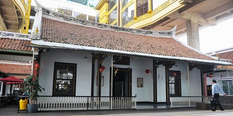 Tampak depan bangunan Gedung Candra Naya di kawasan Jalan Gajah Mada, Jakarta Barat, Selasa (27/1).