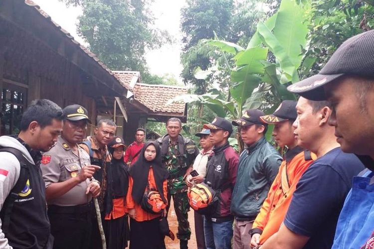 Tim gabungan melakukan pencarian terhadap seorang remaja asal Kecamatan Campakamulya, Kabupaten Cianjur, Jawa Barat, yang hilang di hutan, sejak Senin lalu.