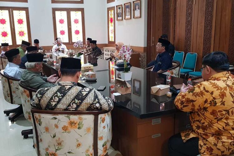 Cagub Jabar Ahmad Syaikhu saat mengunjungi Kantor Sekretariat Majelis Ulama Indonesia (MUI) Jabar di Jalan LL. RE Martadinata, Kota Bandung, Selasa (24/9/2024).