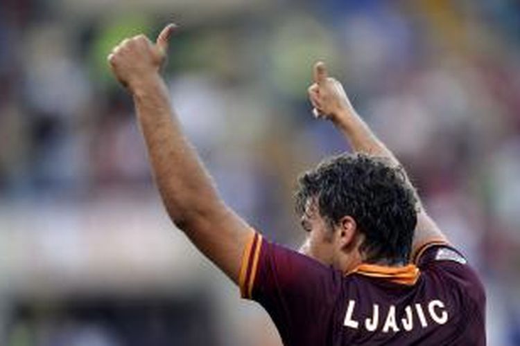 Penyerang AS Roma, Adem Ljajic, merayakan golnya ke gawang Hellas Verona, pada lanjutan Serie-A, di Olimpico, Minggu (1/9/2013).