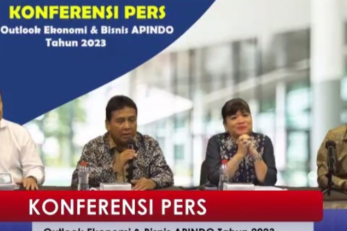 Ketua Umum Apindo Hariyadi Sukamdani (kedua dari kiri) saat jumpa pers di Jakarta, Rabu (21/12/2022).