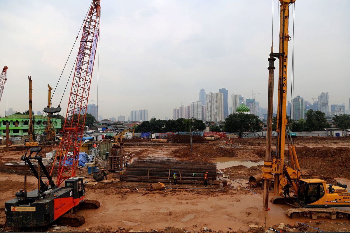 Pekerja menyelesaikan proyek pembangunan revitalisasi Pasar Rumput di Manggarai, Jakarta Selatan, Jumat (24/2/2017). Kementerian Pekerjaan Umum dan Perumahan Rakyat akan merevitalisasi lahan bekas Pasar Rumput menjadi pasar yang berintegrasi dengan rusunawa terpadu 26 lantai dan ditargetkan selesai tahun 2018.