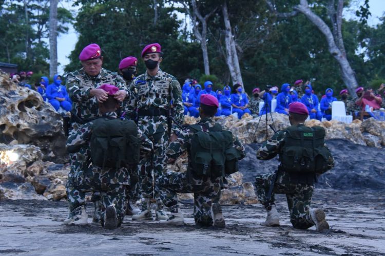Kepala Staf Angkatan Laut (KSAL) Laksamana Yudo Margono menyematkan baret ungu kepada 512 prajurit remaja Korps Marinir di Pantai Baruna, Malang Jawa Timur, Selasa (7/12/2021).