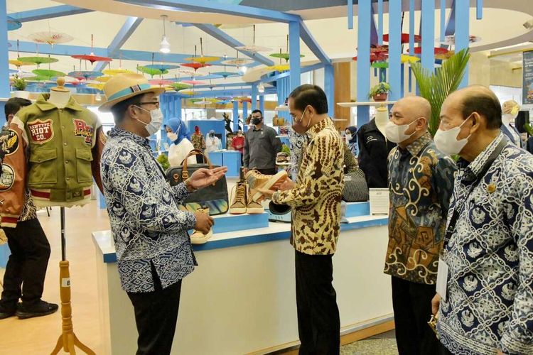 Gubernur Jabar Ridwan Kamil memperkenalkan produk UMKM Jawa Barat kepada Presiden Joko Widodo saat menghadiri pembukaan International Handicraft Trade Fair (Inacraft) 2022 di Balai Sidang Jakarta Convention Center, Rabu (23/3/2022).